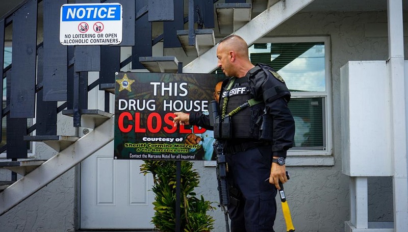 NC sheriff's office places 'closed for business' yard sign at home after  drug bust