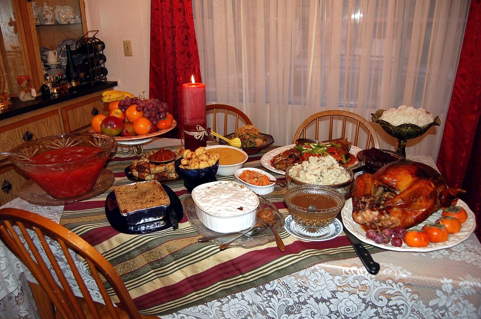 Cops Thankful for Kind People Who Prepared Thanksgiving Meals for Them